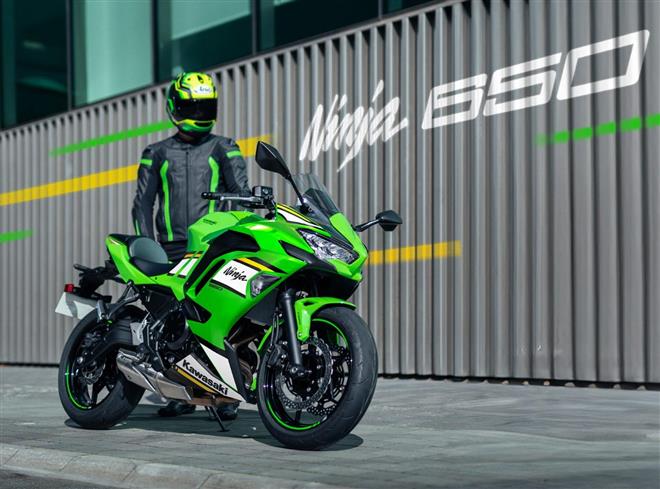 Nouveau coloris pour le millésime 2025 de la très appréciée Kawasaki Ninja 650